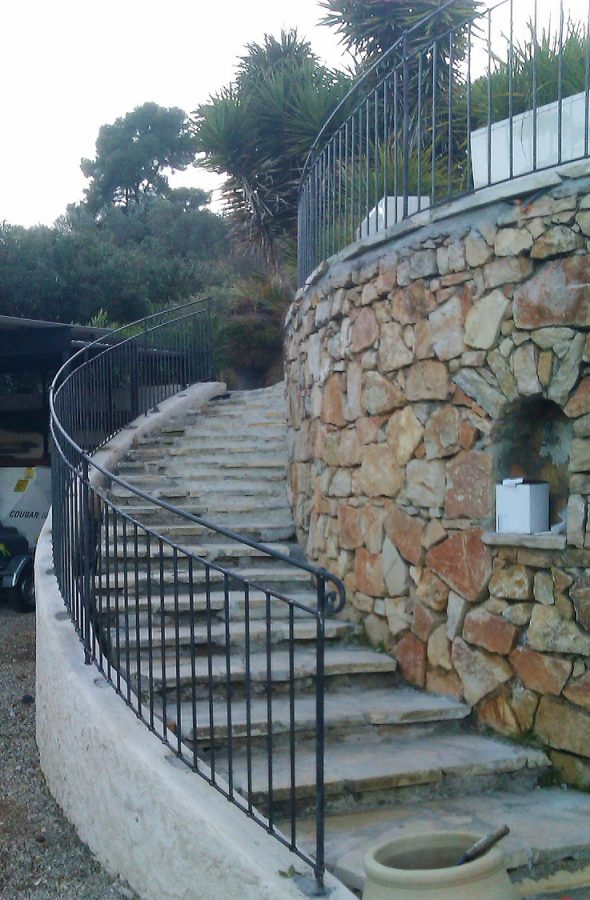 Sweeping exterior guard railing in Vallauris