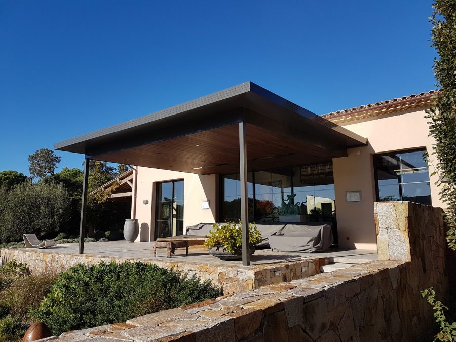 Pergola moderne toiture plate, tonnelle, tuteurs et bordures de jardin à Saint Tropez